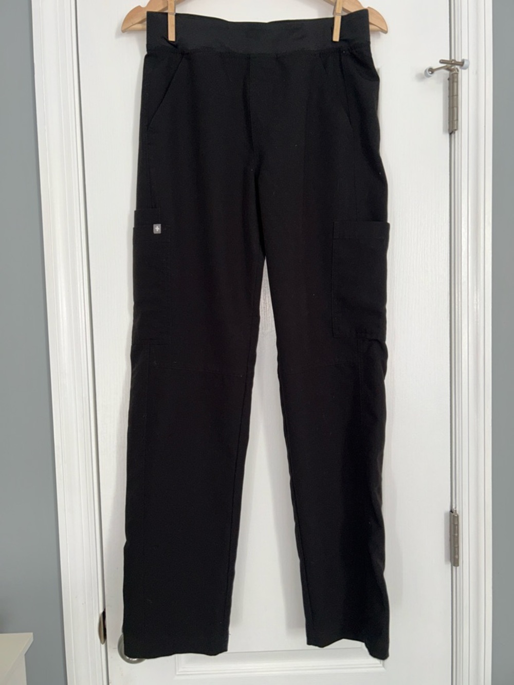 Men's Black Cargo Scrub Pants with Elastic Waisted by Figs size small
